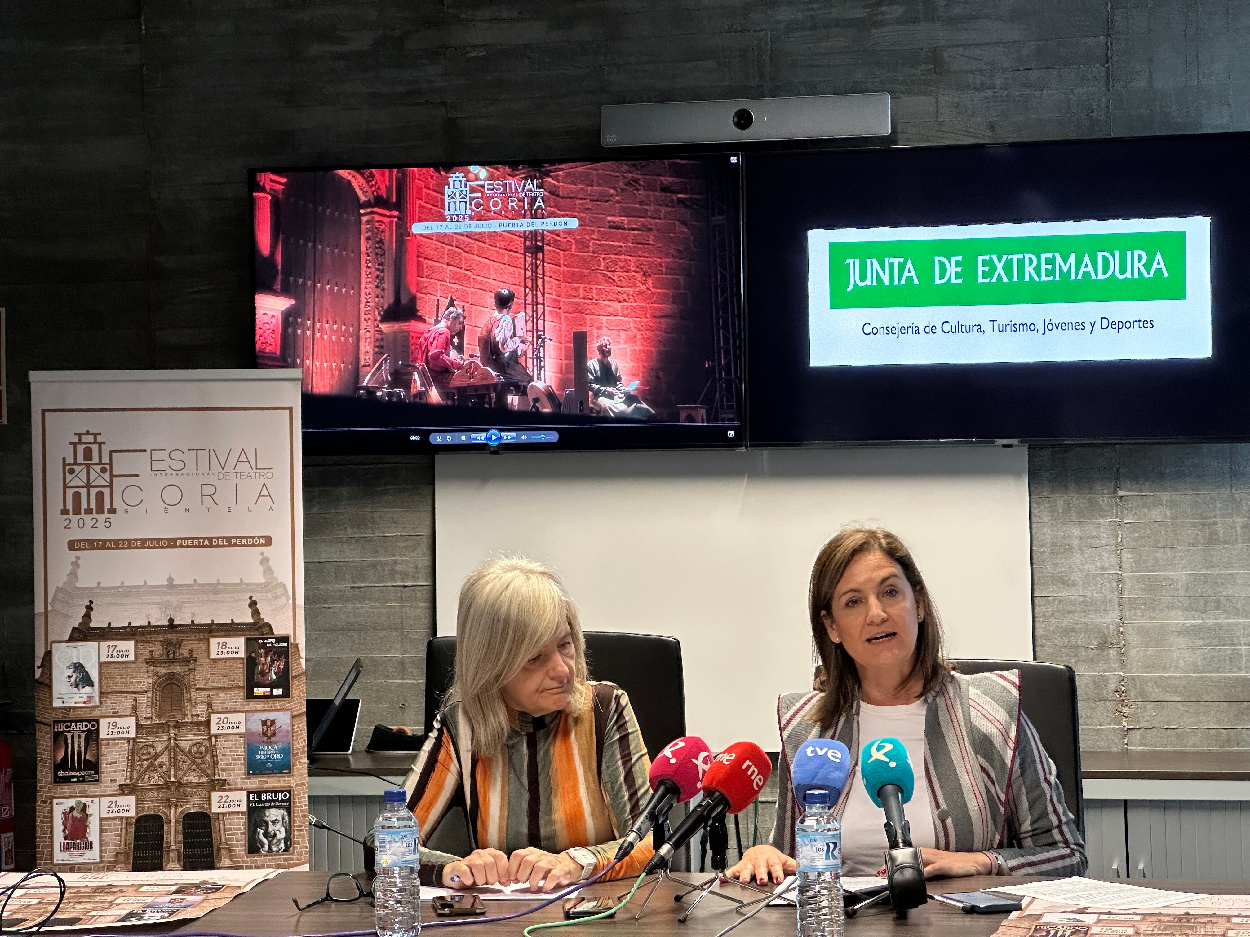 La alcaldesa de Coria (derecha) junto con la Consejera de Turismo, Victoria Bazaga.