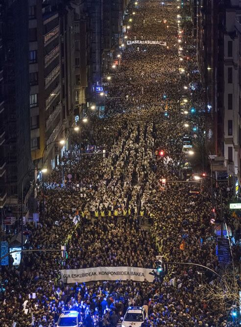 Vista general de la manifestación silenciosa celebrada en Bilbao convocada por el PNV, los partidos de EH Bildu -Sortu, EA, Aralar y Alternatiba- y los sindicatos ELA y LAB.