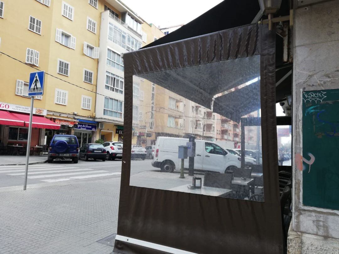 Una terraza con cerramientos laterales en Palma.