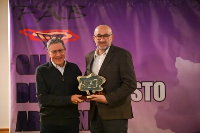 El presidente de Unión Basket Barbastro, Juan Aguilá, recibe el reconocimiento