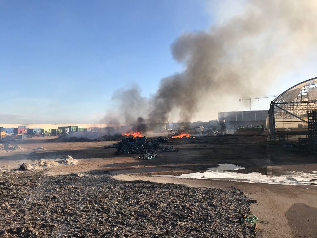 El incendio se ha originado en una zona de residuos al aire libre