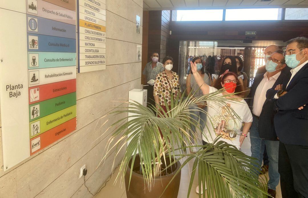 Imagen de la visita del Consejero de Sanidad, Jesús Fernández Sanz, al centro de salud de La Solana (Ciudad Real) 