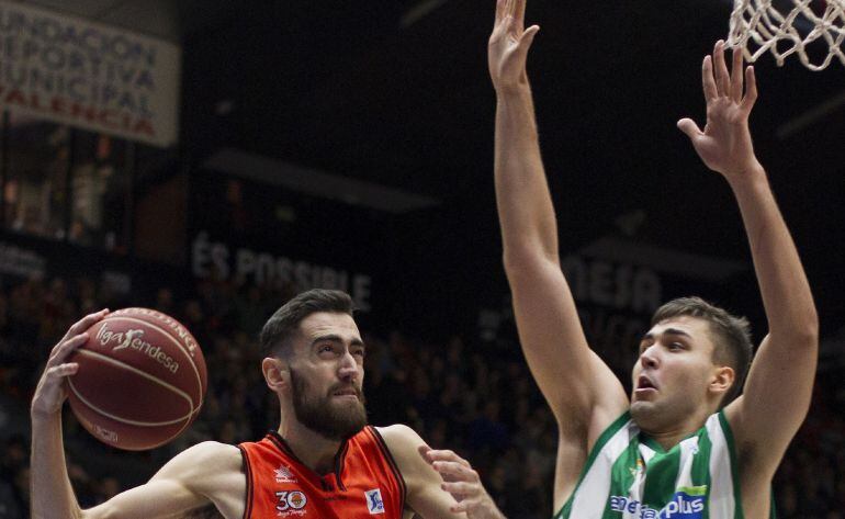 El alero rumano Emanuel Cate trata de evitar la canasta de Joan Sastre en el partido que los béticos jugaron en la Fonteta de Valencia.