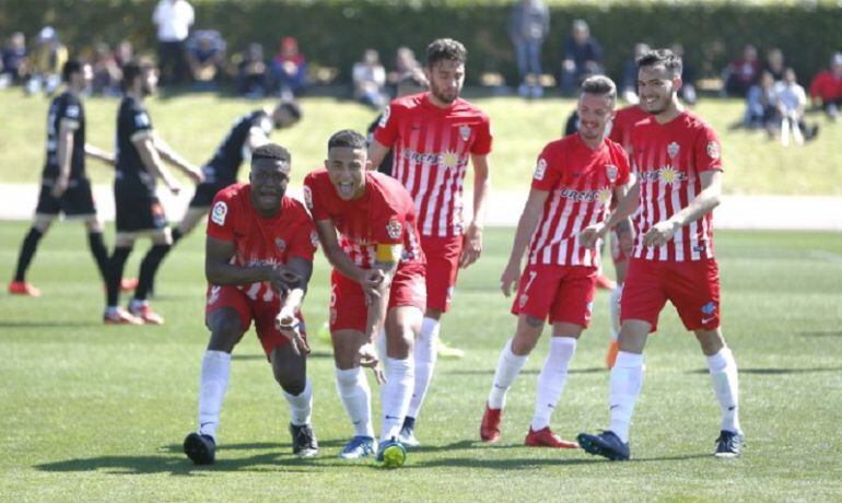 Los jugadores rojiblancos celebran uno de sus goles durante este temporada.