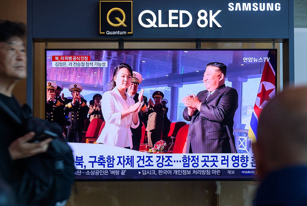 Imagen de archivo de la televisión de Corea del Sur son de se ve al líder norcoreano, Kim Jong Un, junto a su hija, Kim Ju Ae, en una ceremonia del régimen de Pionyang.