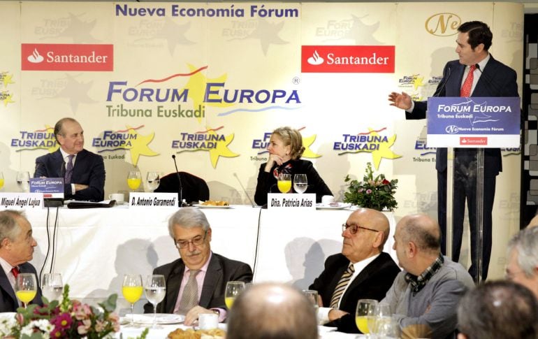 GRA020. BILBAO, 26/02/2015.- El presidente de la Confederación Española de la Pequeña y Mediana Empresa (CEPYME), Antonio Garamendi (d), durante la presentación que ha hecho hoy de la intervención del presidente de la Confederación Empresarial Vasca (Confebask), Miguel Ángel Lujua (sentado-i), en el desayuno informativo &quot;Fórum Europa. Tribuna Euskadi&quot;. EFE/Alfredo Aldai