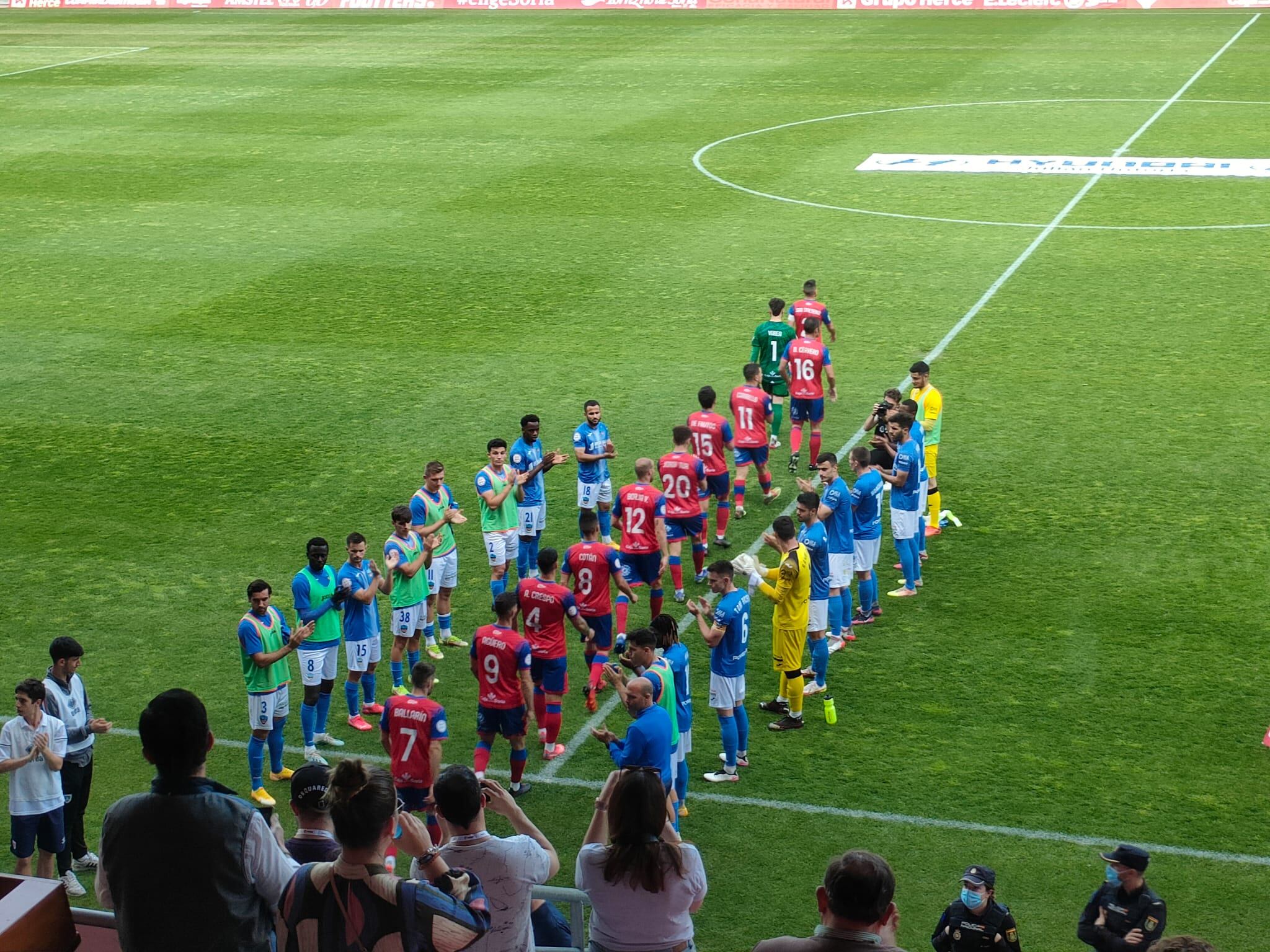 Los jugadores del Lleida hacen el pasillo al Numancia.