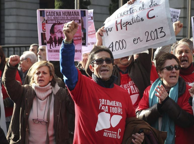 GRA035. MADRID, 27/12/2014.- Varias personas participan en una cadena humana, organizada por la Plataforma de Afectados por la Hepatitis C, rodeando el Ministerio de Sanidad para exigir tratamientos para la enfermedad.- EFE/Ballesteros