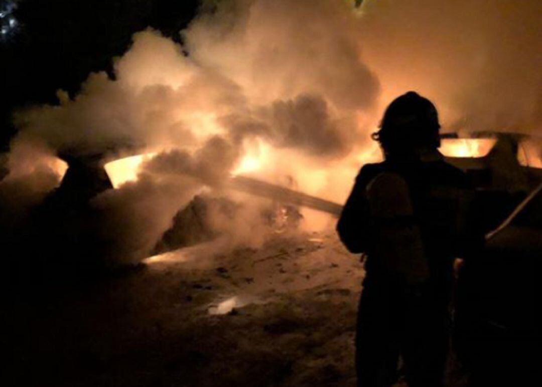 Los bomberos terminaron de extingor las llamas