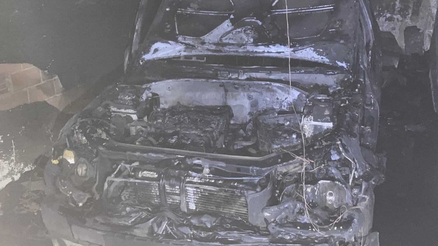 Uno de los detenidos accedió a los garajes y prendió fuego a dos vehículos utilizando un acelerante inflamable