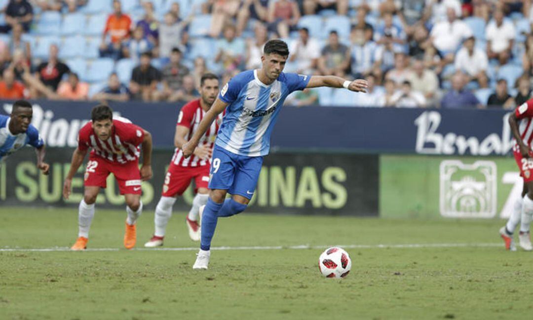 Hernández, en un lanzamiento de penalti con el Málaga, apunta al Reino de León