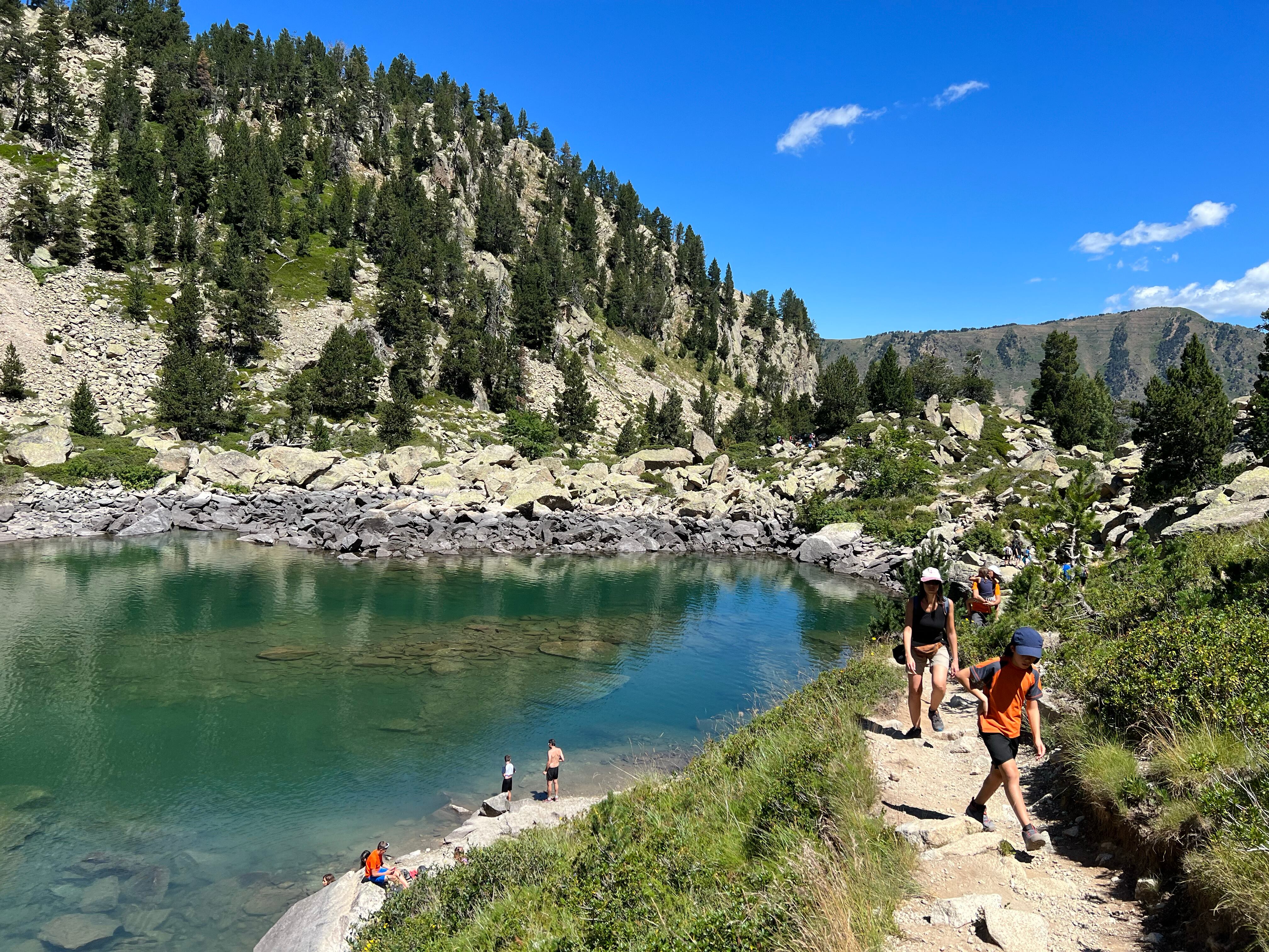 Turistes aquest estiu fent trekking en un llac d&#039;alta muntanya al Pirineu de Lleida. Foto: ACN.