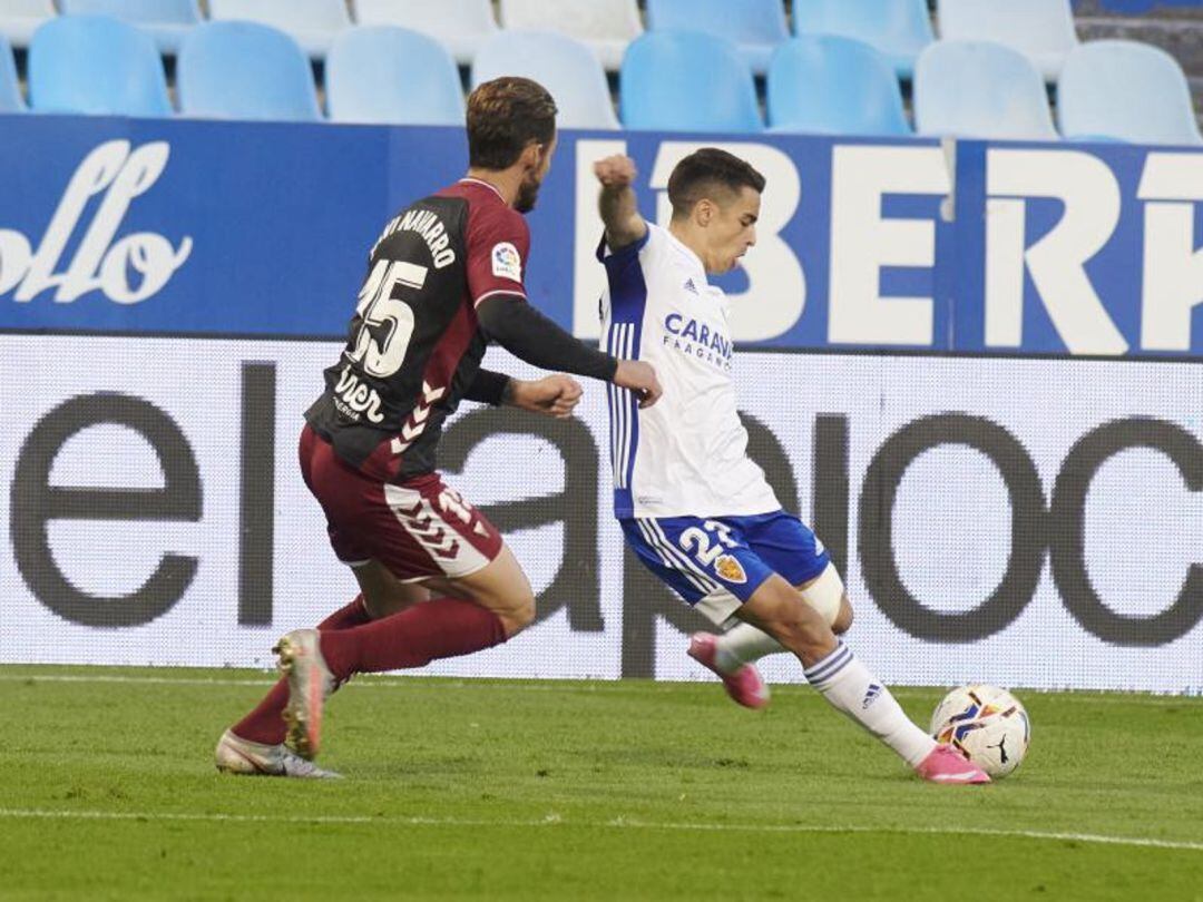 Bermejo apunto de golpear el balón en el encuentro contra el Albacete