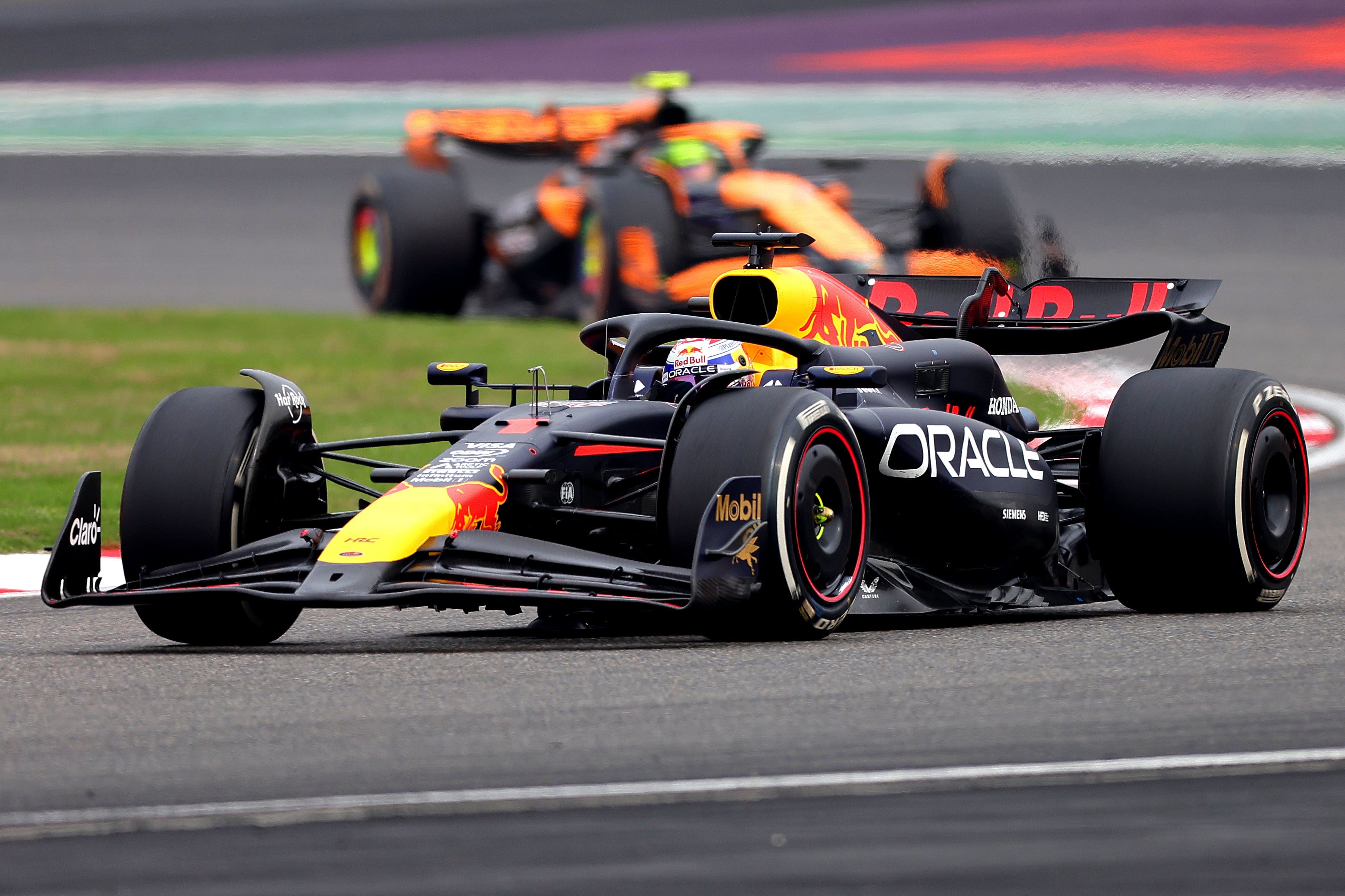 Max Verstappen, por delante de Lando Norris, en el GP de China de Fórmula 1