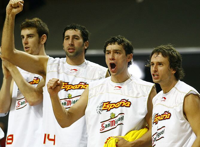 Los jugadores españoles celebran el triunfo ante Israel