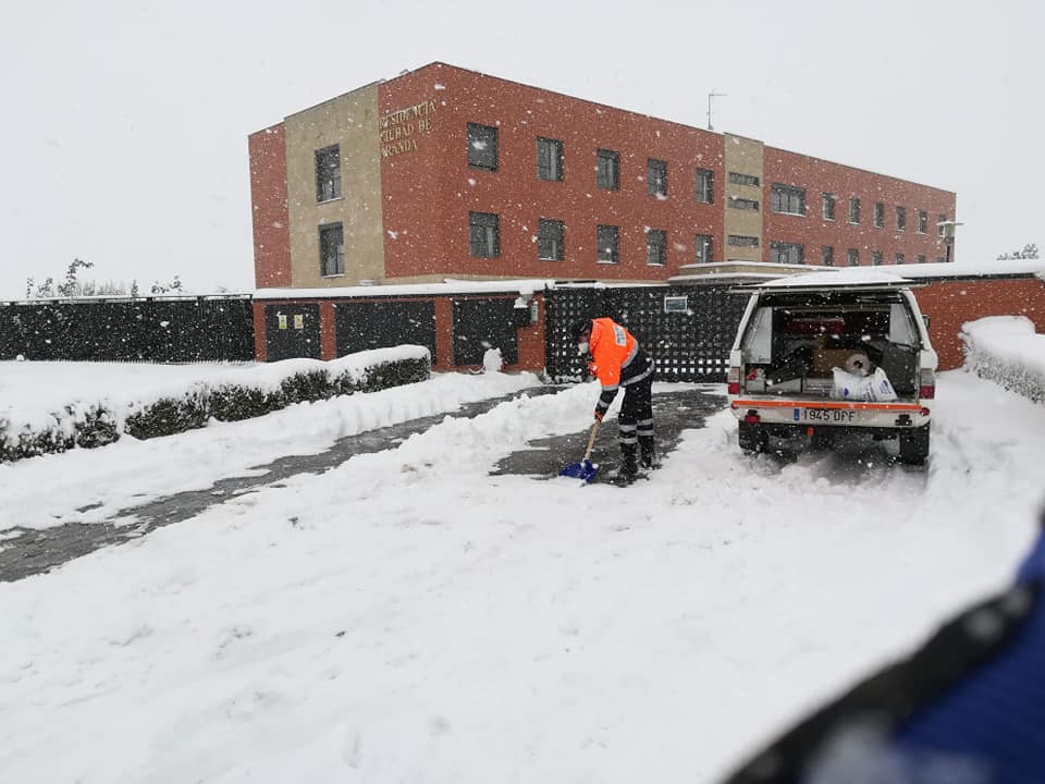 Un voluntario despejaba los accesos a una de las residencias de Aranda durante el temporal de enero del año pasado