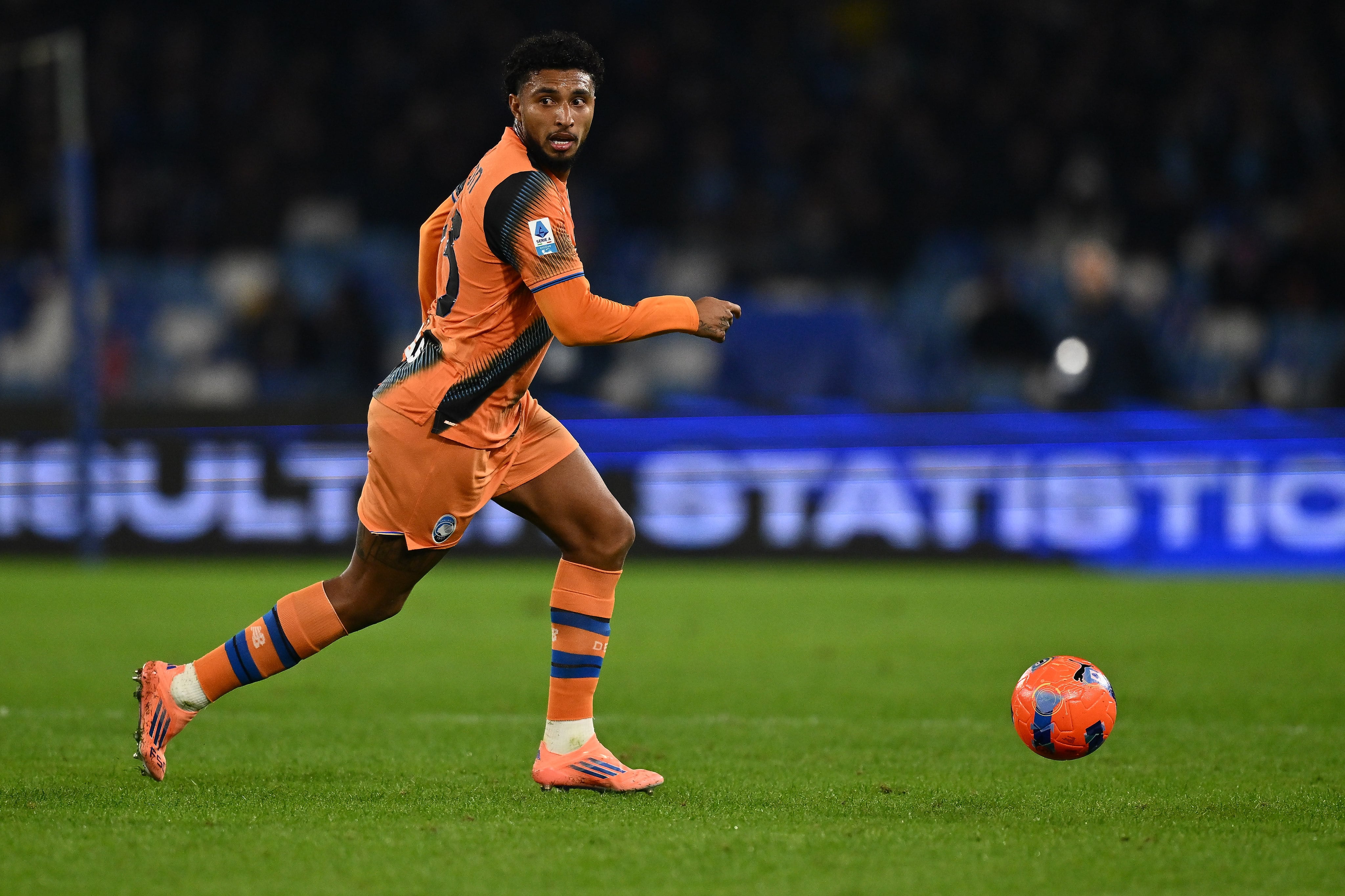 Éderson, jugador del Atalanta, juega el balón en un partido contra el Nápoles