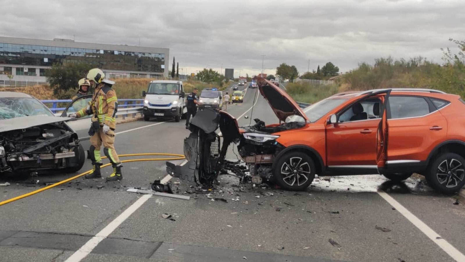 Imagen del estado en el que han quedado los dos turismos implicados en el accidente en el puente que hay junto a los depósitos de agua de Toledo