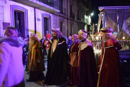 Acompañados de sus pajes, los Magos se dirigen a la Casa Consistorial