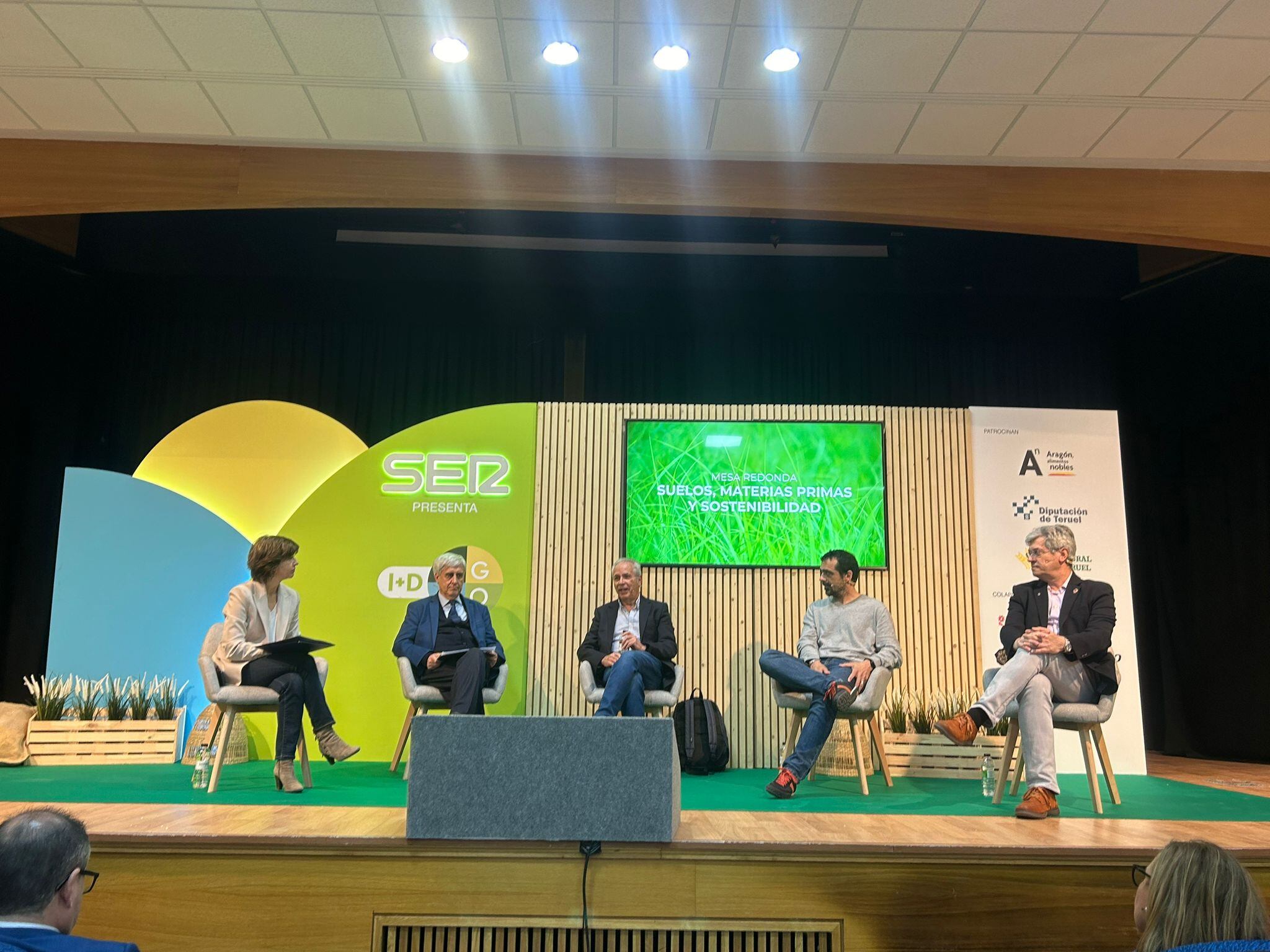 Primera mesa, Suelos, materia primas y sostenibilidad de I+D Agro Teruel compuesto por Juan José Badiola, veterinario e investigador. Carlos García Izquierdo. Científico Titular Centro de Edafología y Biología Aplicada del Segura CEBAS-CSIC Murcia. Ignasi Salaet Madorran, Director Unidad de Investigación Básica Departamento de I+D FERTINAGRO BIOTECH. José María Fraile, director del Instituto de Síntesis química y catálisis homogénea.