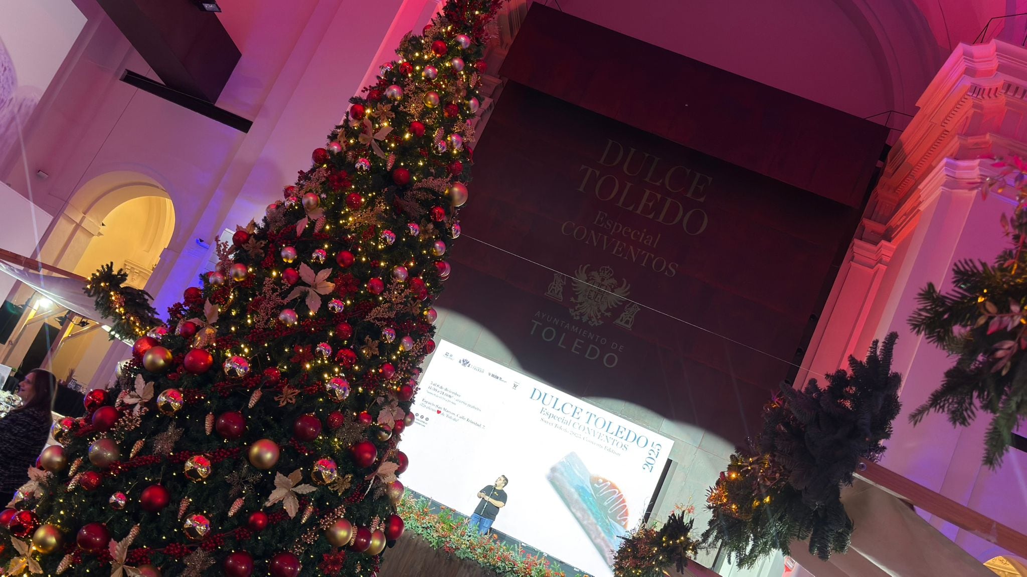 Decoración navideña en la feria del dulce conventual de Toledo