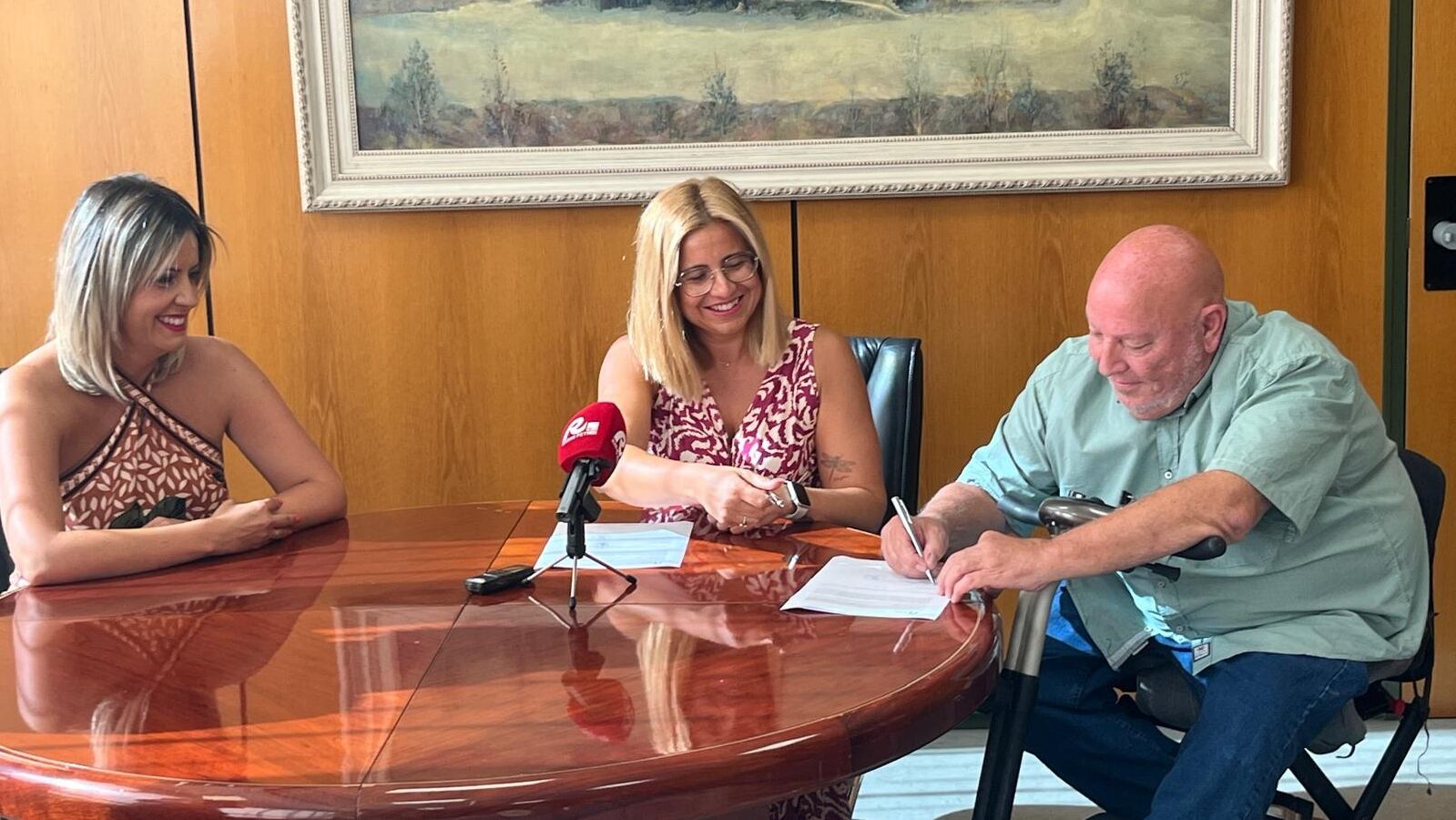 Andrés Molina, presidente Amfi, firma el convenio junto a Irene Navarro, alcaldesa de Petrer