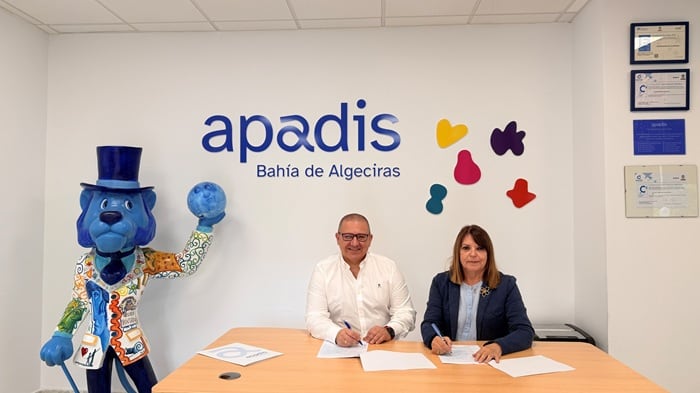 Firma del acuerdo en las instalaciones de Apadis