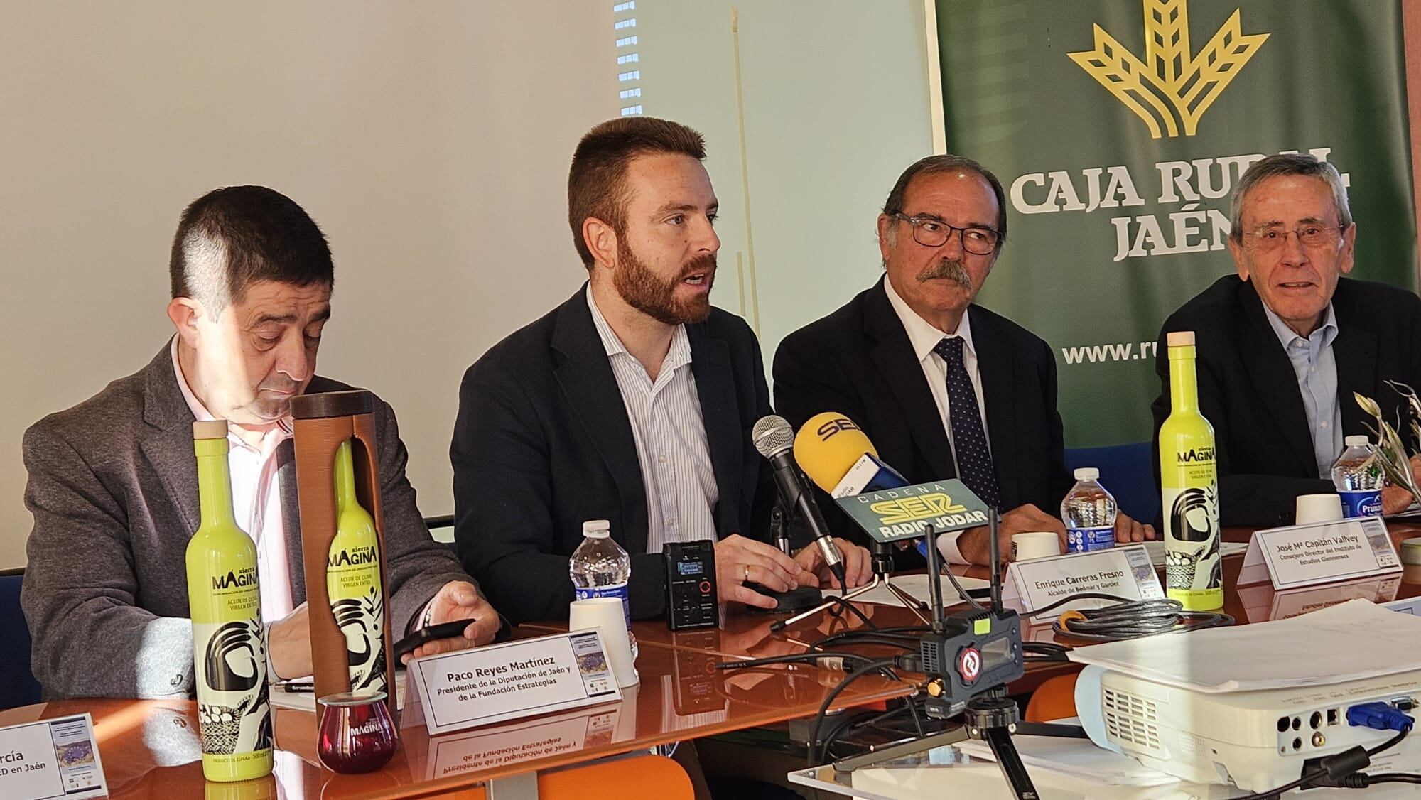 Momento de la intervención del alcalde de Bedmar-Garcíez, Enrique Carreras, en la inauguración del curso
