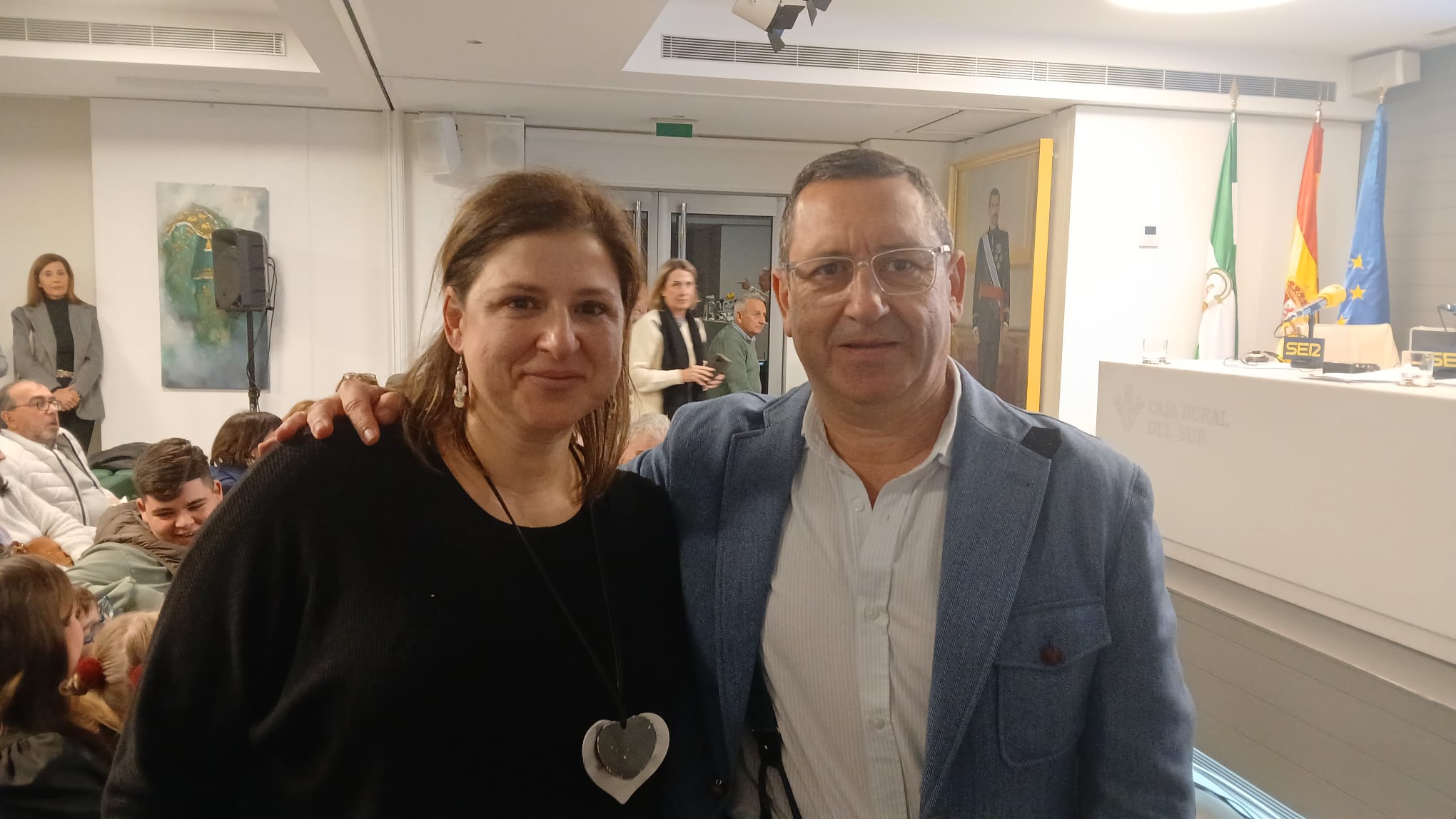 Sonia García posa junto al doctor Manuel Pérez Ale tras su reencuentro en el programa Hoy por Hoy Sevilla