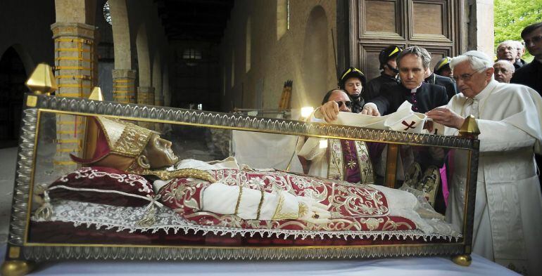 Benedicto XVI frente a las reliquias de Celestino V en una imagen tomada tras el terremoto de 2009 que asolo L’Aquila.