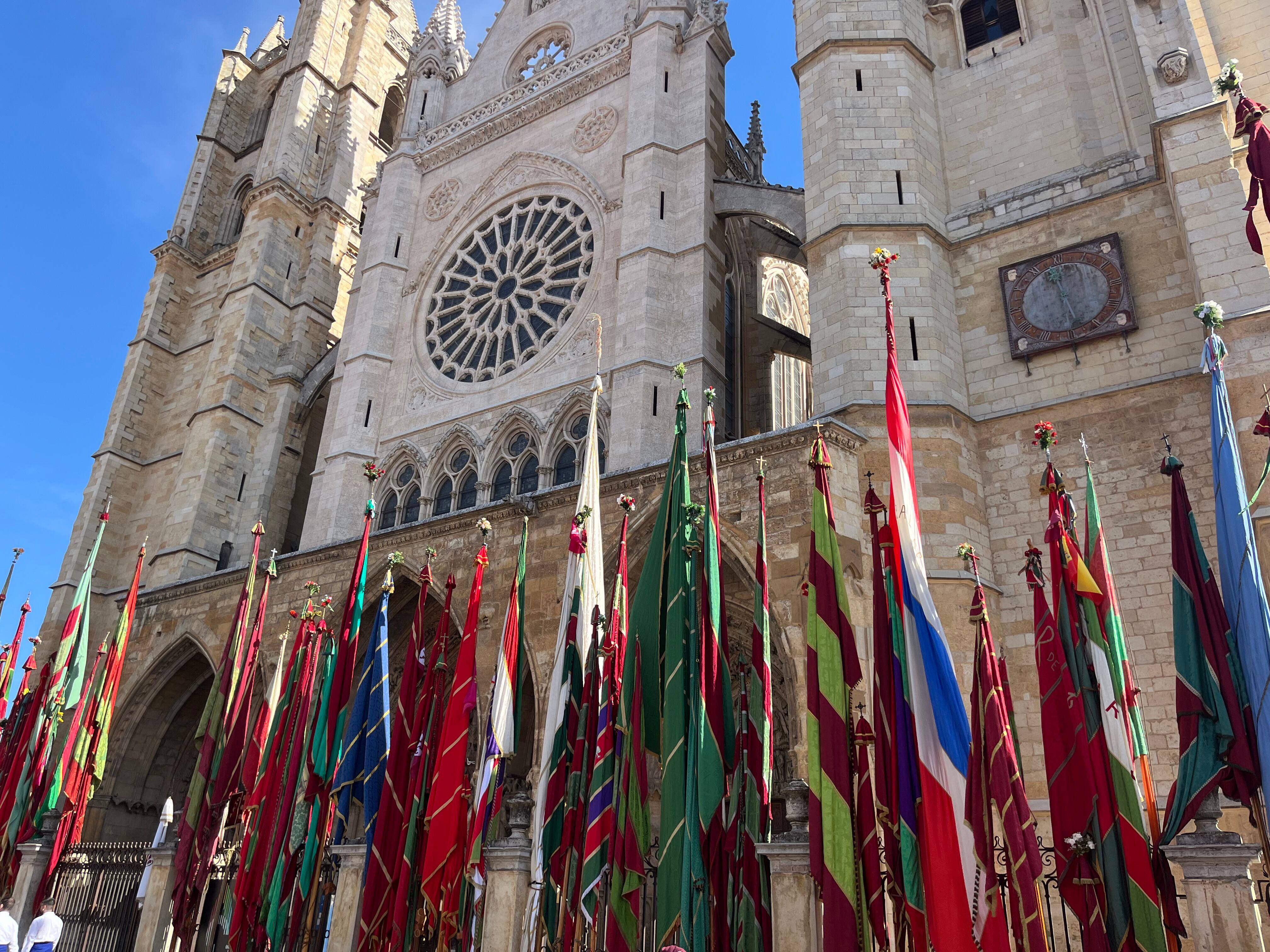Los pendones descansando en la verja de la Catedral