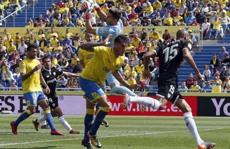 Chichizola ataja un balón en el partido frente al Sevilla