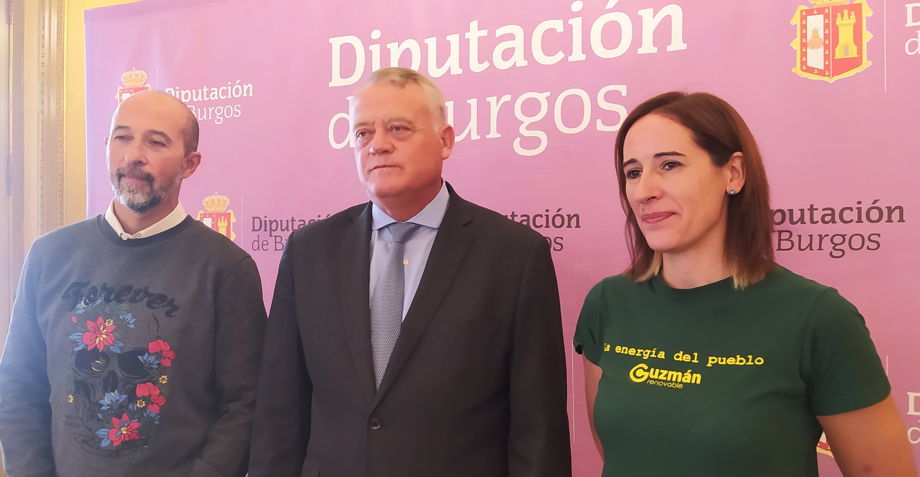 Imagen de archivo del expresidente de Sodebur, Lorenzo Rodríguez, entre dos de los miembros de Guzmán Renovable, Néstor Pérez y Beatriz García