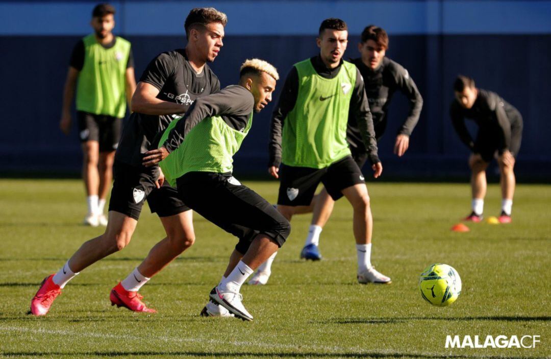 Hicham regatea a Mejías en un entrenamiento