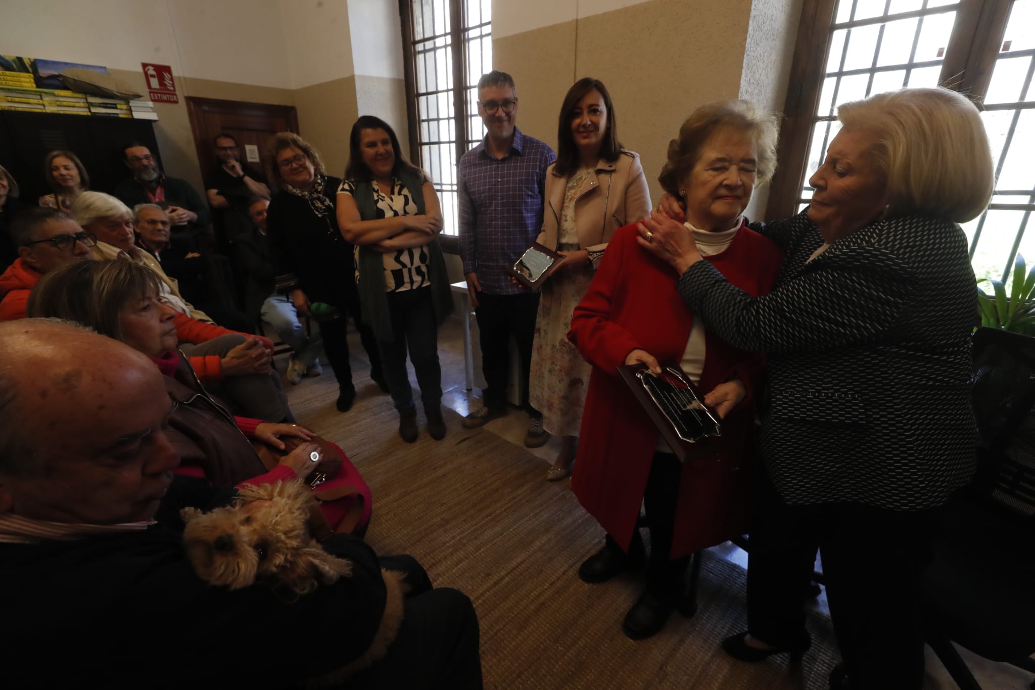 Amalita y Yolanda se abrazan tras la entrega del premio