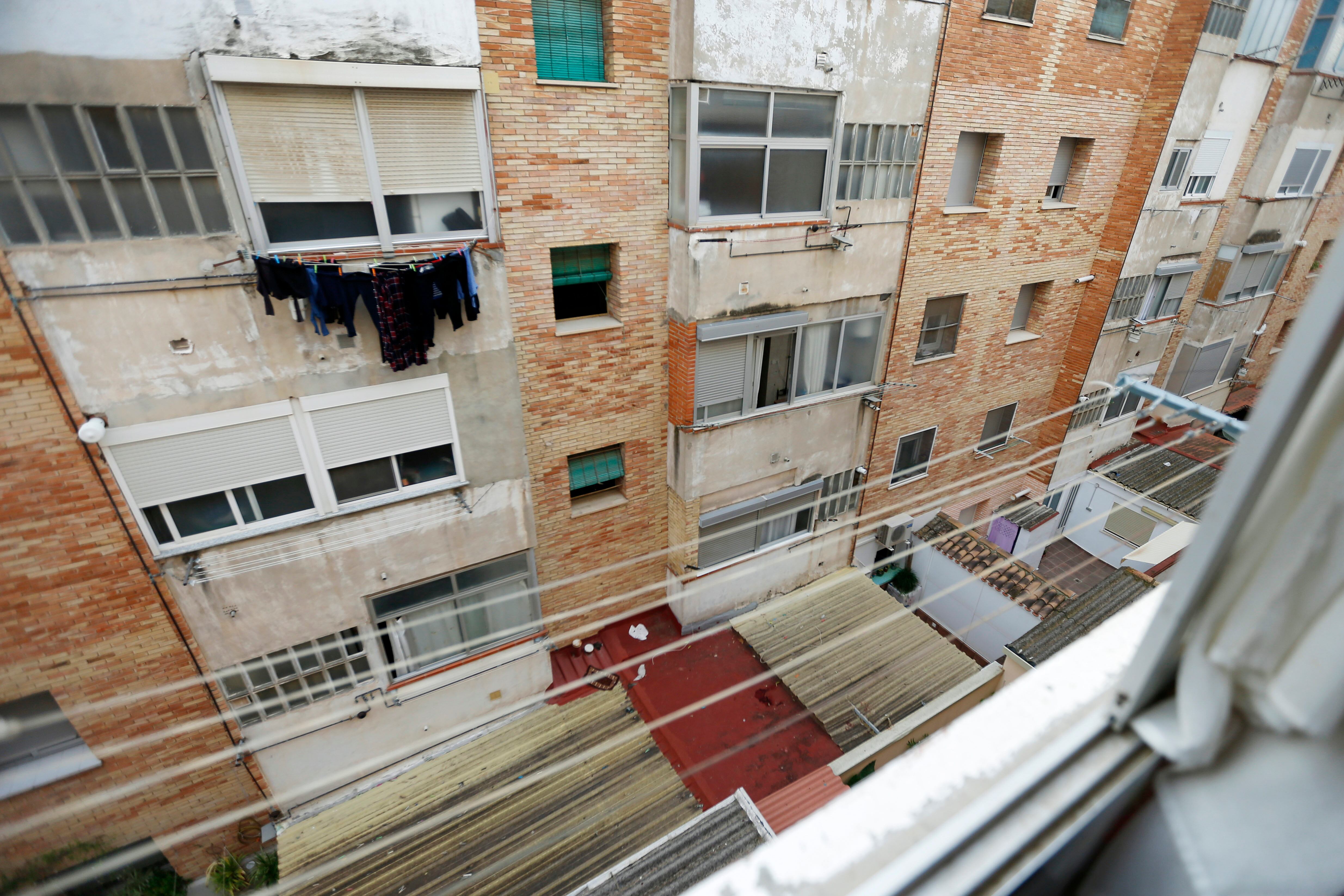Patio interior del edificio por donde un hombre se intentó suicidar tras presuntamente degollar a su pareja en Alcoy EFE/ Manuel Lorenzo