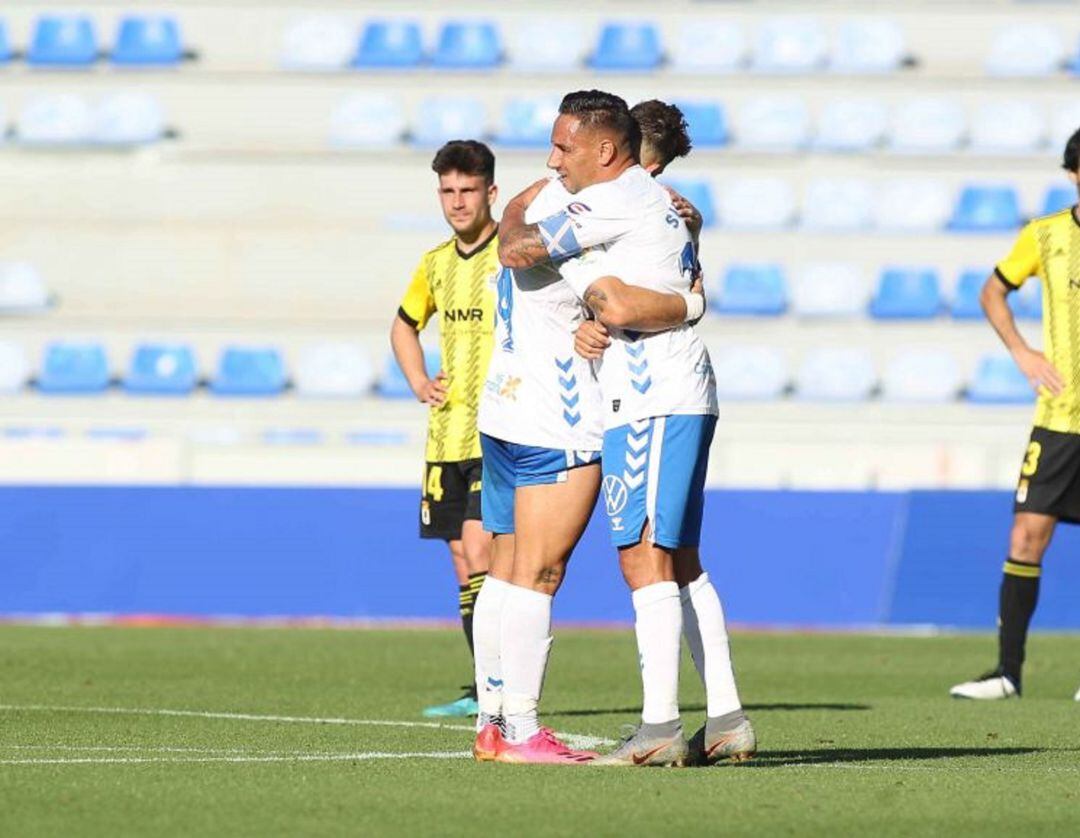 Suso se abraza con Fran Sol en el partido del sábado ante el Real Oviedo.