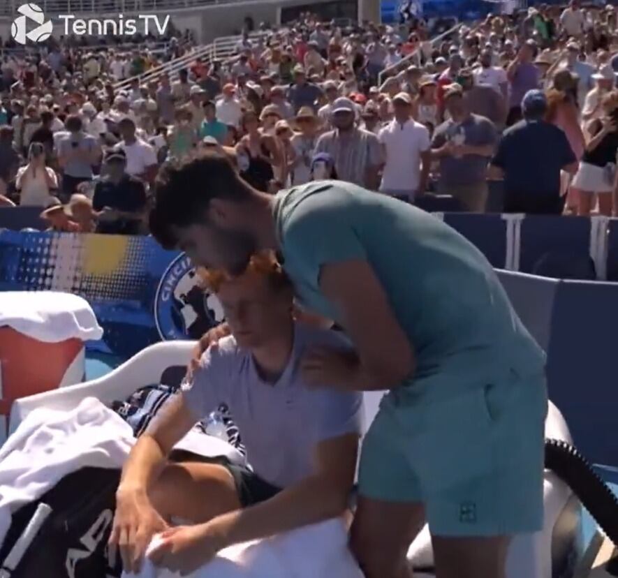 Carlos Alcaraz consolando a Jannik Sinner. Tennis TV