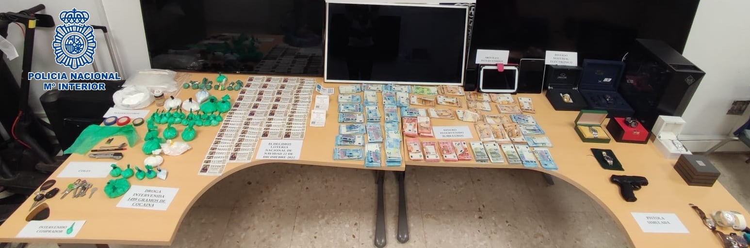 	Durante el registro los agentes han intervenido 1.500 gramos de cocaína -distribuida en dosis de distinto pesaje-, 37.000 euros en efectivo, una pistola simulada, un teléfono móvil, 13 relojes, material electrónico, un coche y una motocicleta