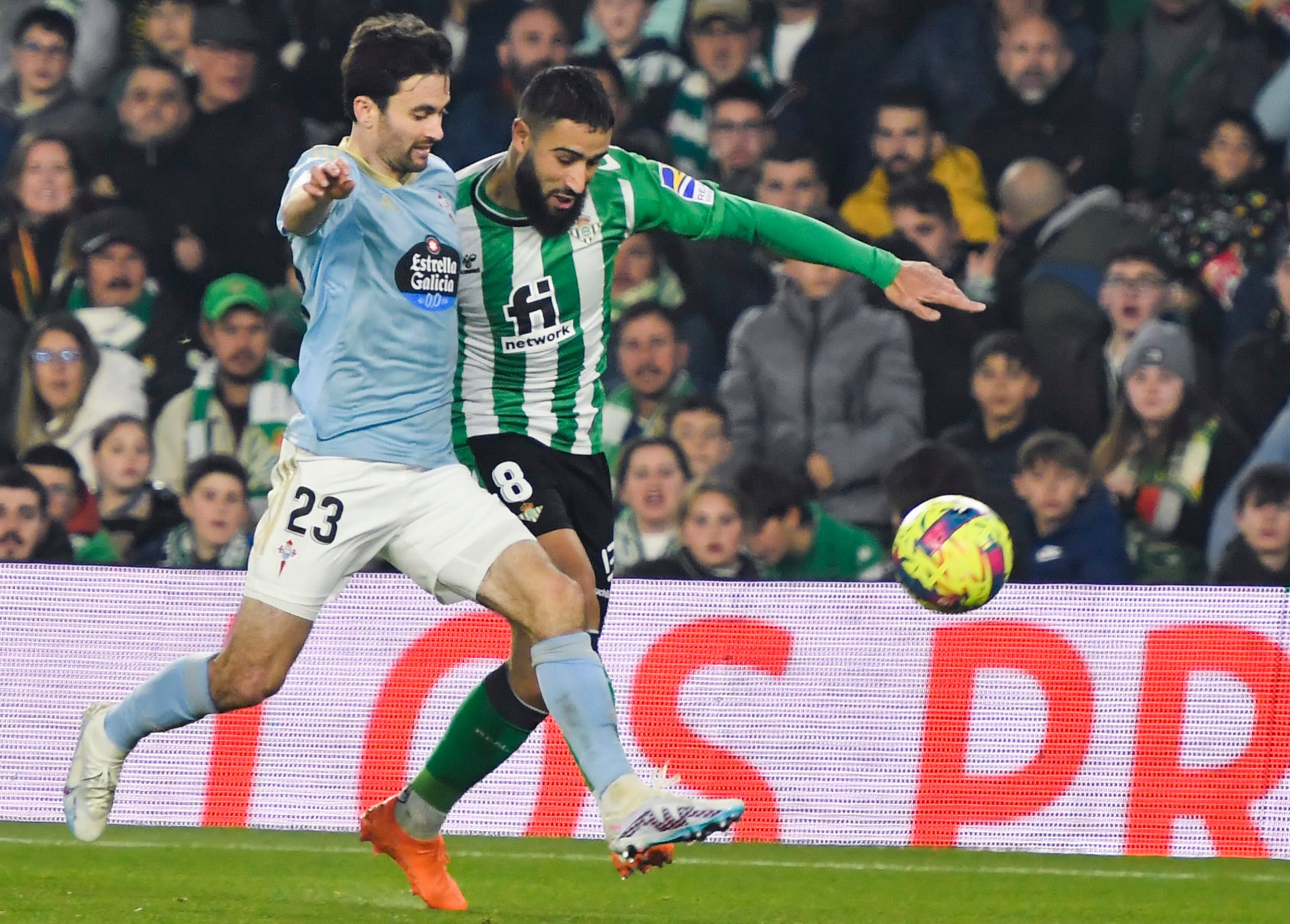 SEVILLA, 04/02/2023.- El centrocampista francés del Real Betis Nabil Fekir (d) lucha con el estadounidense Luca De La Torre, del Celta, durante el partido de la jornada 20 de la Liga Santander que Real Betis y Celta de Vigo disputan este sábado en el estadio Benito Villamarín, en Sevilla. EFE/ Raúl Caro.
