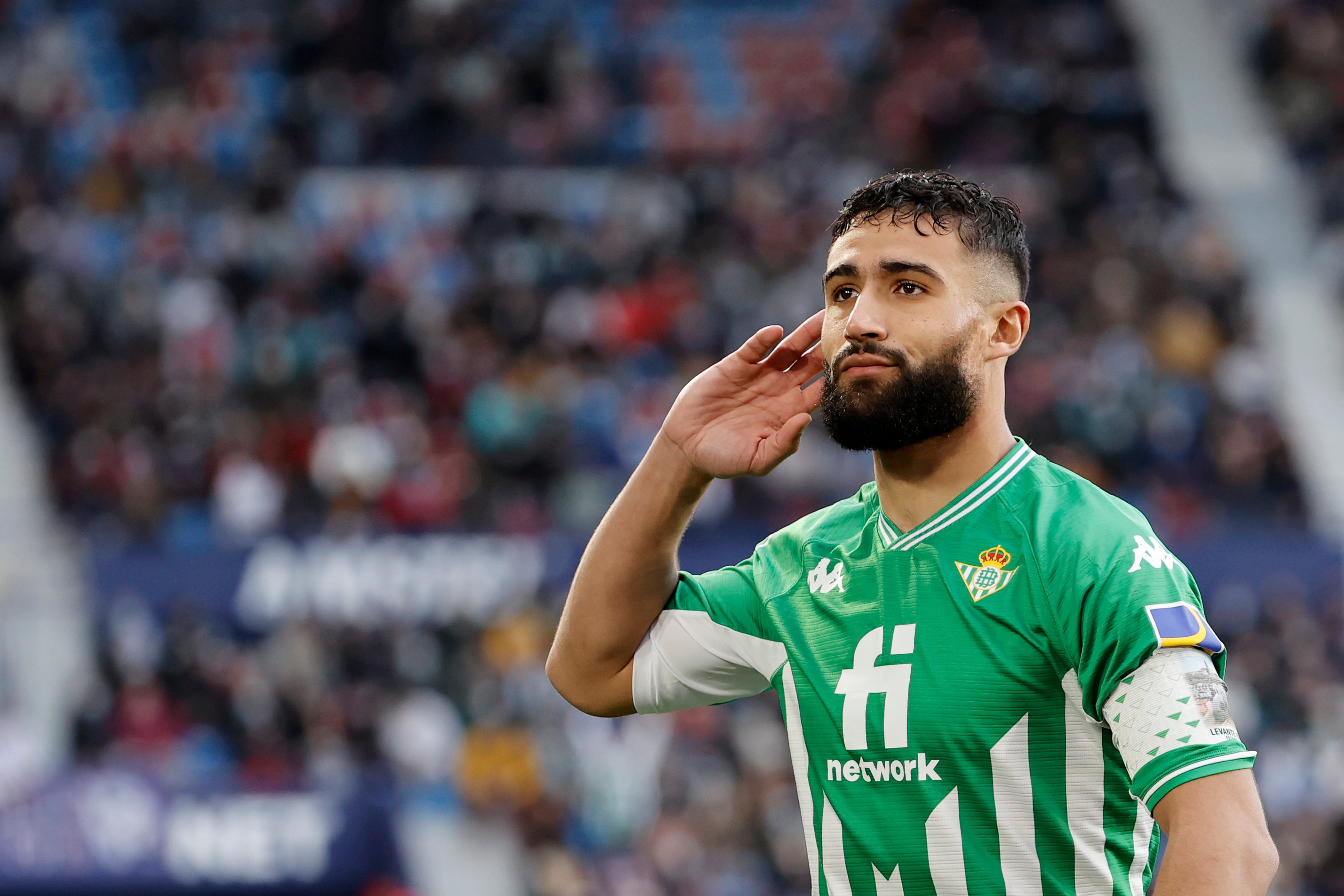 El jugador del Betis Fekir, celebra su segundo gol marcado al Levante durante el encuentro correspondiente a LaLiga Santander jugado en el estadio Ciutat de Valencia.