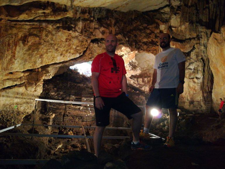 El alcalde de Teulada, Carlos Linares (izquierda) con el concejal de Urbanismo, Raul Dalmau (derecha) en la Cova de la Cendra