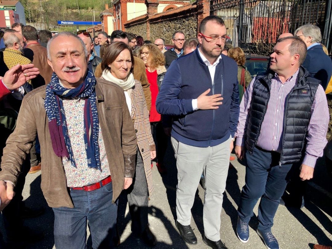 Adrián Barbón junto al secretario general de UGT, Pepe Álvarez y el líder del SOMA, José Luis Alperi.