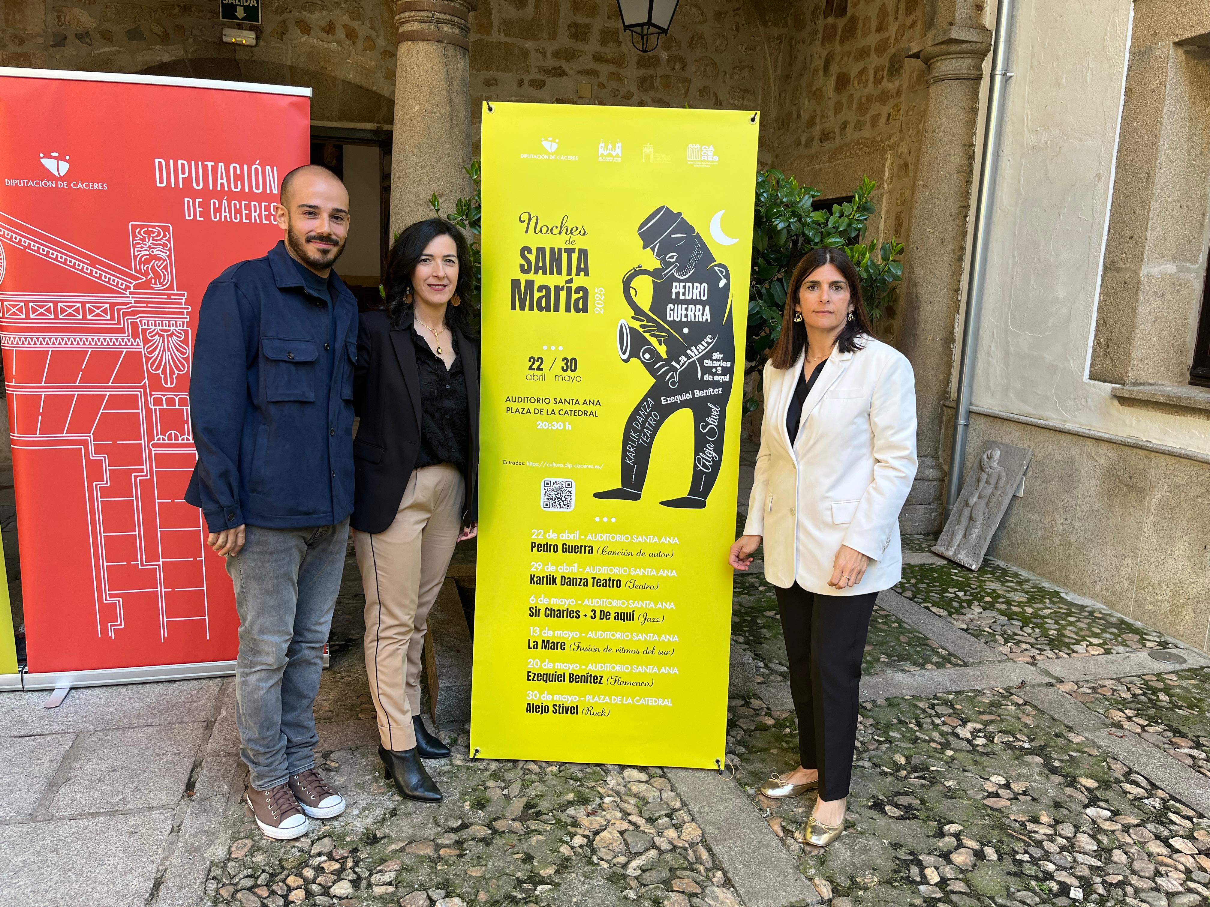 Esther Gutiérrez, vicepresidenta primera de la Diputación de Cáceres, posa junto con Jorge Barrantes, de Karlik Danz Teatro, y con Belinda Martín, concejala de Turismo del Ayuntamiento de Plasencia.