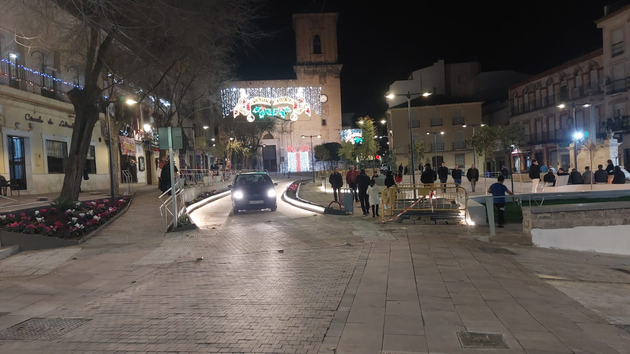 Más vecinos y vecinas pasean por la nueva Plaza de España