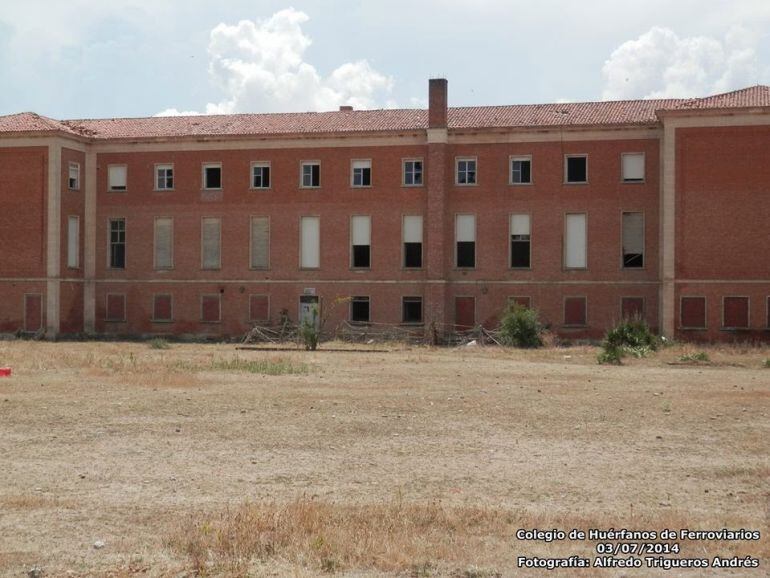 Imagen del estado de deterioro del Colegio de Huérfanos Ferroviarios de Palencia.