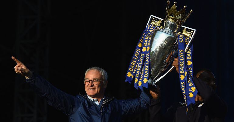 Claudio Ranieri festeja el título de Premier League con el trofeo en la mano