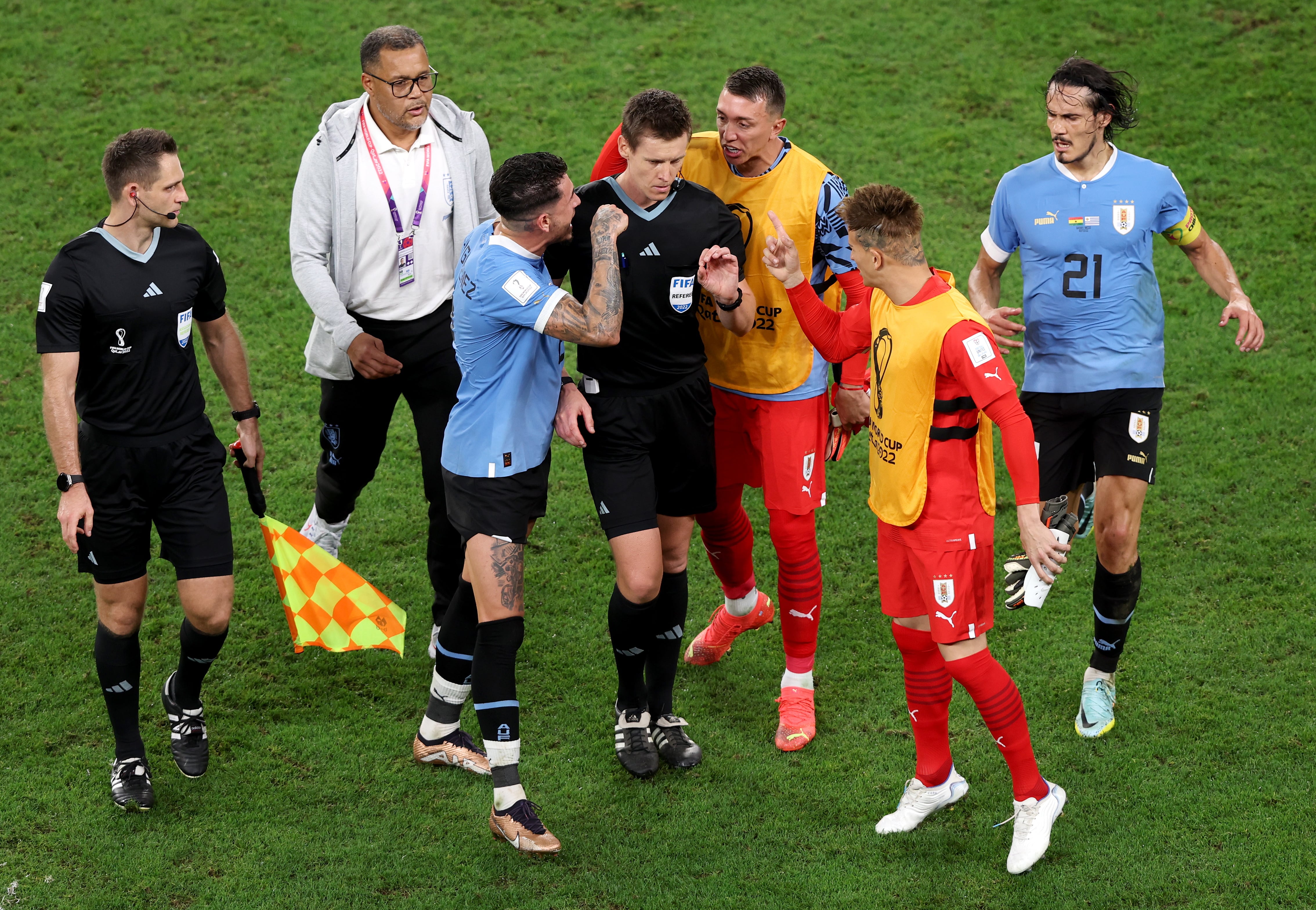 Jugadores de Uruguay protestan al árbitro después de su eliminación del Mundial de Qatar 2022. EFE/EPA/Tolga Bozoglu