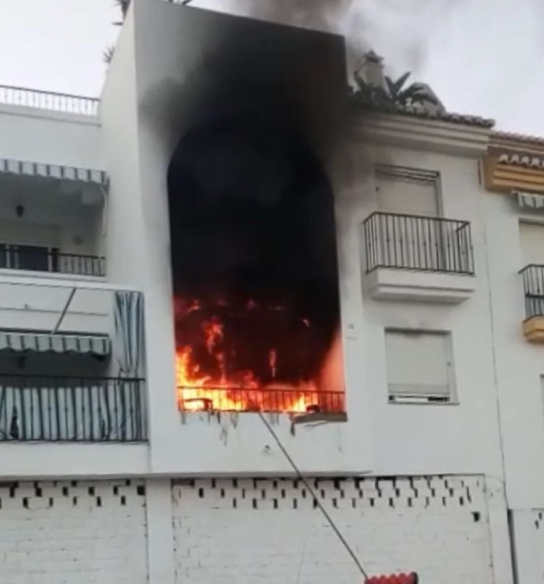 Incendio en la  vivienda de un edificio de Salobreña