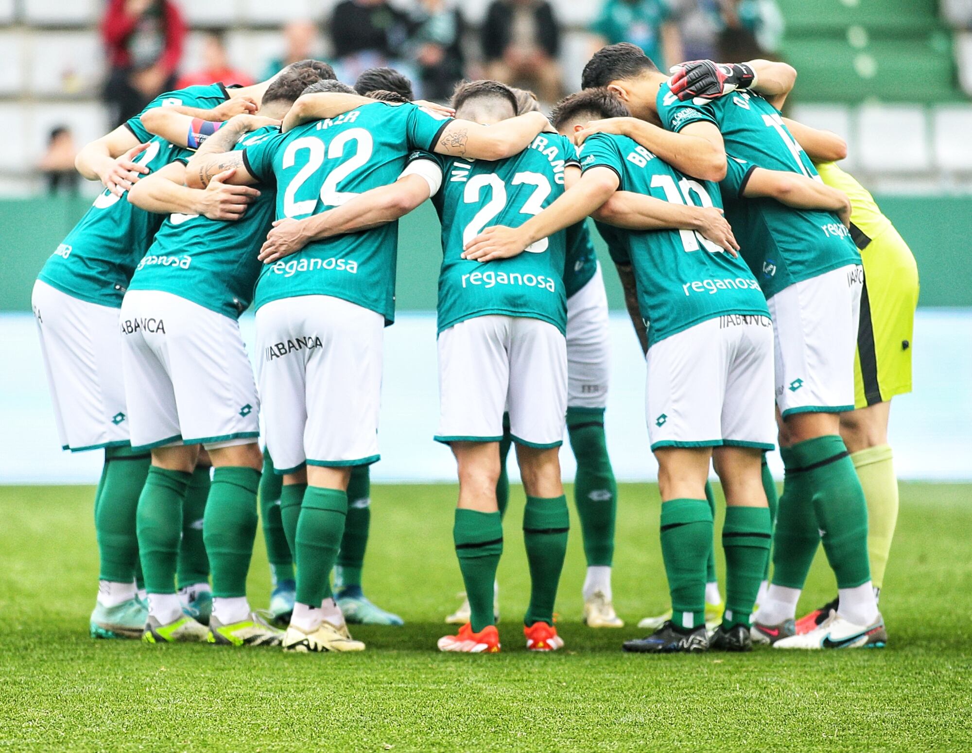 Los jugadores del Racing, antes del inicio del segundo tiempo del partido ante el Alcorcón en A Malata (foto: Cadena SER)